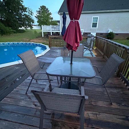 Home Away From Home With Pool Rocky Mount Exteriér fotografie
